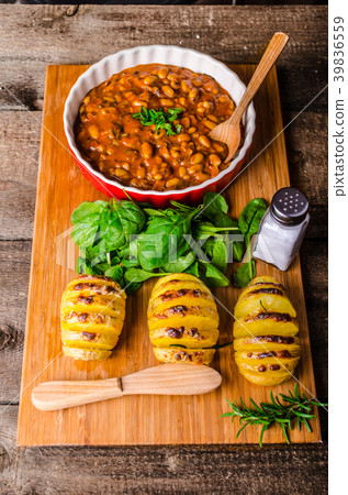Spicy cowboy beans with hassleback potatoe with herbs 39836559