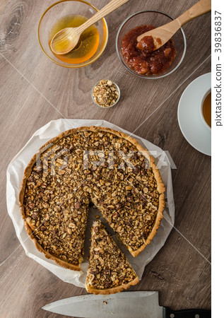 Cheesecake with honey 39836837