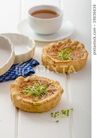 Onion mini quiche with bacon and corn 39836838