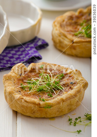 Onion mini quiche with bacon and corn 39836839