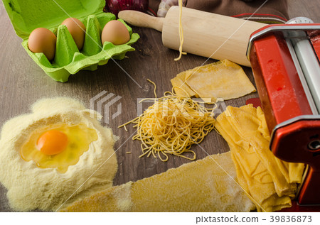 Homemade spaghetti carbonara production Homemade spaghetti carbonara production 39836873