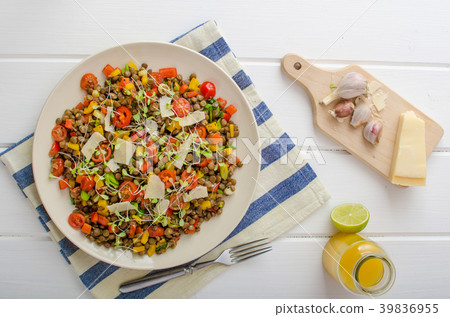Warm salad of lentils, bio healthy Warm salad of lentils, bio healthy 39836955