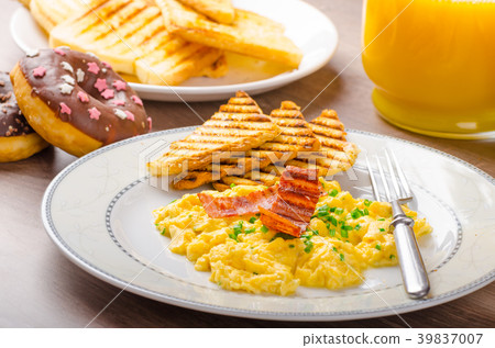 Scrembled eggs with panini toast and donut Scrembled eggs with panini toast and donut 39837007