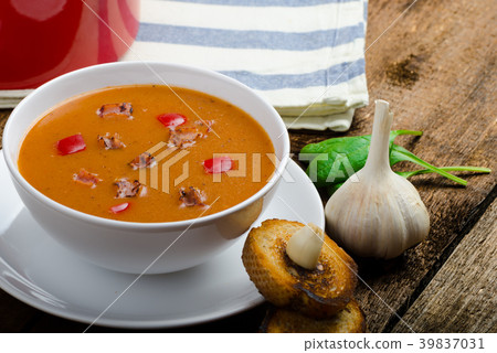Goulash soup with crispy garlic toast 39837031