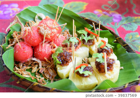 Watermelon with Dried Crispy Fish, sugar and Shall 39837569