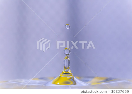 靜物。水滴落射。背景材料。 靜物。水滴落射。背景材料。 39837669