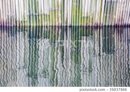 Reflection of bamboo fence Reflection of bamboo fence 39837866