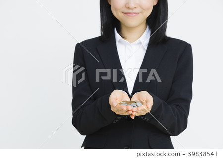 有金錢的年輕女商人 39838541