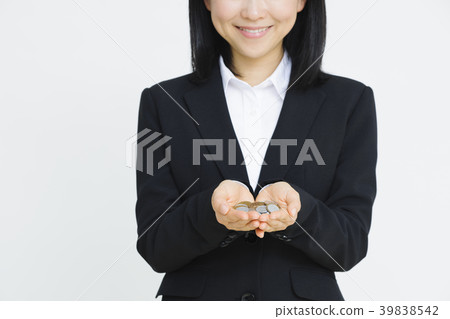 有金錢的年輕女商人 39838542