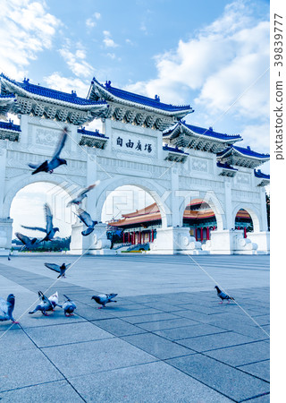 中正紀念堂與鴿子飛翔 Chiang Kai-shek Memorial Hall 中正記念堂ハト飛翔 中正紀念堂與鴿子飛翔 Chiang Kai-shek Memorial Hall 中正記念堂ハト飛翔 39839777