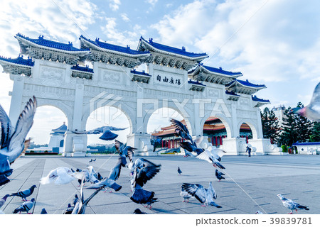 中正紀念堂與鴿子飛翔 Chiang Kai-shek Memorial Hall 中正記念堂ハト飛翔 39839781