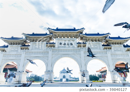 Chiang Kai-shek Memorial Hall and pigeons fly Chiang Kai-shek Memorial Hall Chiang Kai-shek Memorial Hall and pigeons fly Chiang Kai-shek Memorial Hall 39840127