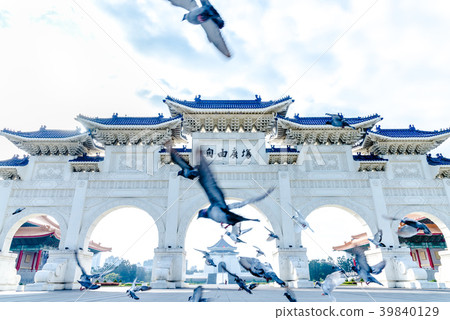 中正紀念堂與鴿子飛翔 Chiang Kai-shek Memorial Hall 中正記念堂ハト飛翔 39840129