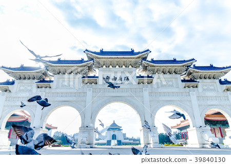 中正紀念堂與鴿子飛翔 Chiang Kai-shek Memorial Hall 中正記念堂ハト飛翔 39840130