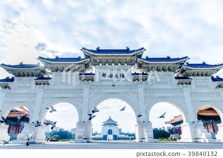 中正紀念堂與鴿子飛翔 Chiang Kai-shek Memorial Hall 中正記念堂ハト飛翔 39840132
