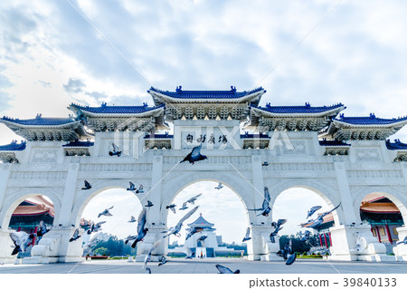 中正紀念堂與鴿子飛翔 Chiang Kai-shek Memorial Hall 中正記念堂ハト飛翔 39840133