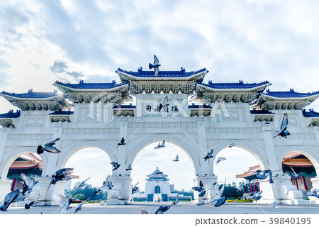 中正紀念堂與鴿子飛翔 Chiang Kai-shek Memorial Hall 中正記念堂ハト飛翔 39840195