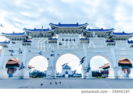 Chiang Kai-shek Memorial Hall and pigeons fly Chiang Kai-shek Memorial Hall Chiang Kai-shek Memorial Hall and pigeons fly Chiang Kai-shek Memorial Hall 39840197