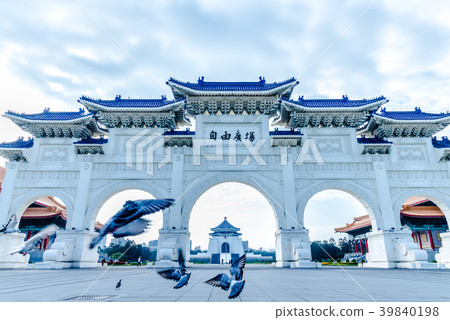 中正紀念堂與鴿子飛翔 Chiang Kai-shek Memorial Hall 中正記念堂ハト飛翔 39840198