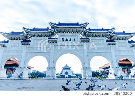 中正紀念堂與鴿子飛翔 Chiang Kai-shek Memorial Hall 中正記念堂ハト飛翔 39840200