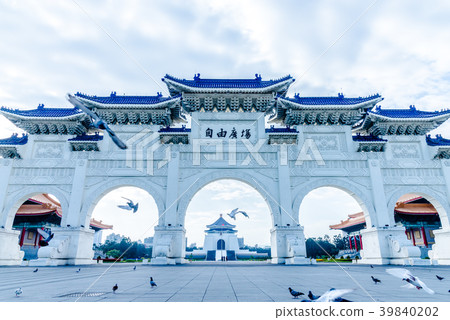 中正紀念堂與鴿子飛翔 Chiang Kai-shek Memorial Hall 中正記念堂ハト飛翔 39840202