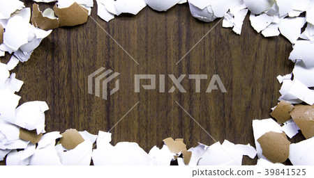 Eggshells around the material 39841525