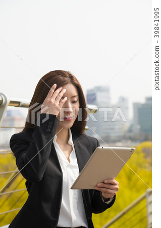 20個貸方,平板電腦,商業女性 20個貸方,平板電腦,商業女性 39841995