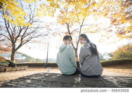 College students couple on fall campus College students couple on fall campus 39843008