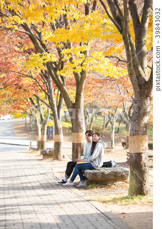 大學生在秋天校園結合 大學生在秋天校園結合 39843032