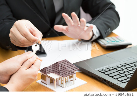 Agent real estate refuse loans to buy homes 39843681