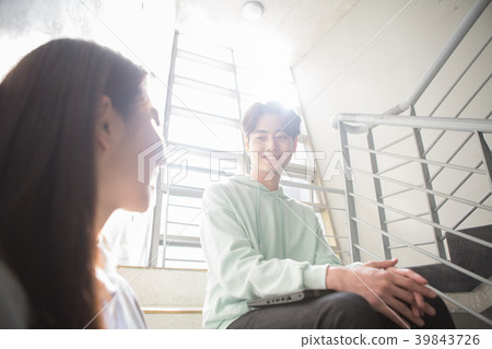 在校園裡的大學生夫婦 在校園裡的大學生夫婦 39843726