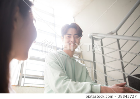 在校園裡的大學生夫婦 在校園裡的大學生夫婦 39843727