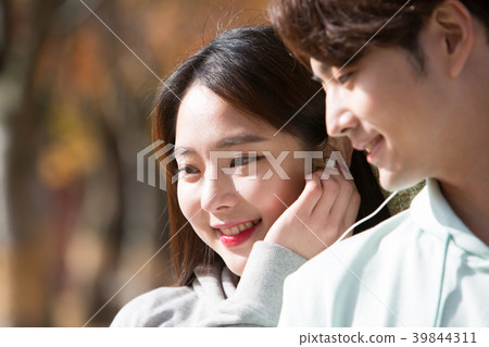 College students couple on fall campus 39844311