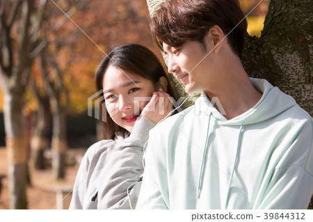 College students couple on fall campus College students couple on fall campus 39844312