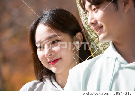 College students couple on fall campus College students couple on fall campus 39844313