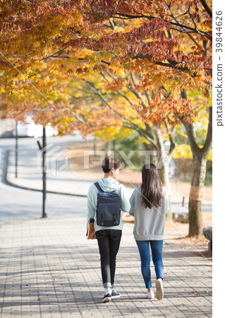 College students couple on fall campus 39844626
