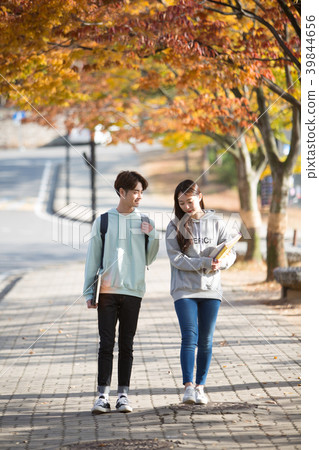 大學生在秋天校園結合 大學生在秋天校園結合 39844656