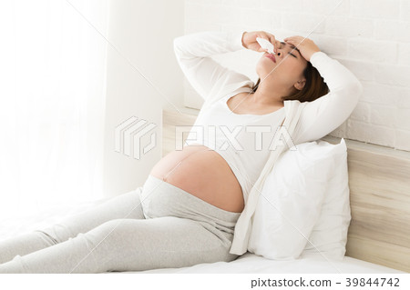 Pregnant women with nosebleed 39844742
