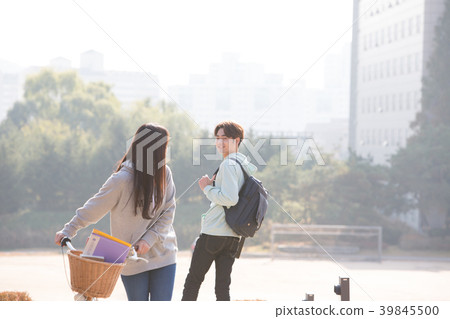 大學生在秋天校園結合 大學生在秋天校園結合 39845500
