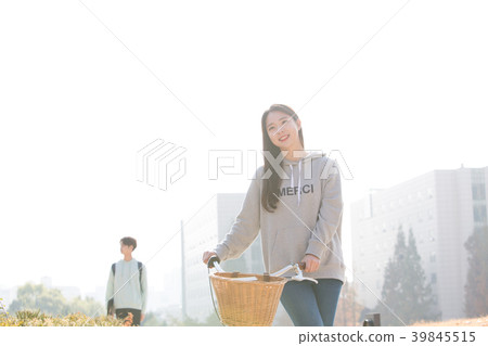 College students couple on fall campus 39845515