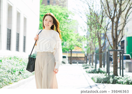 Young woman going to work Young woman going to work 39846363