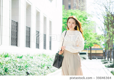 Young woman going to work Young woman going to work 39846364