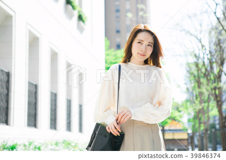 年輕女子去上班 年輕女子去上班 39846374