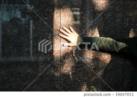 Falling men leaning back Falling men leaning back 39847051