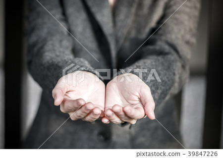Business woman who hands out hands 39847226