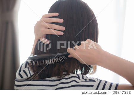 Japanese women combing their hair Japanese women combing their hair 39847558