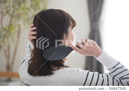 Japanese women combing their hair 39847560