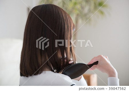 30s Japanese woman combing hair 39847562