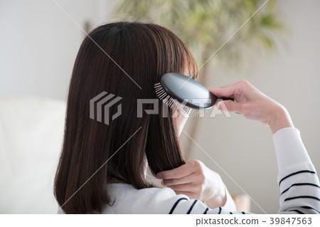 Japanese women combing their hair 39847563