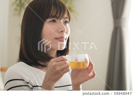 喝涼茶的年輕日本婦女 喝涼茶的年輕日本婦女 39848047